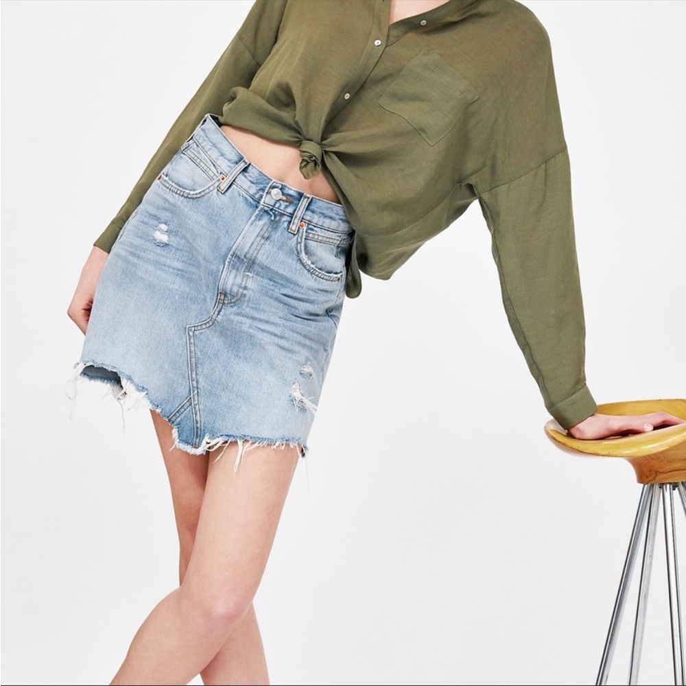 Zara distressed jean mini light wash skirt XS